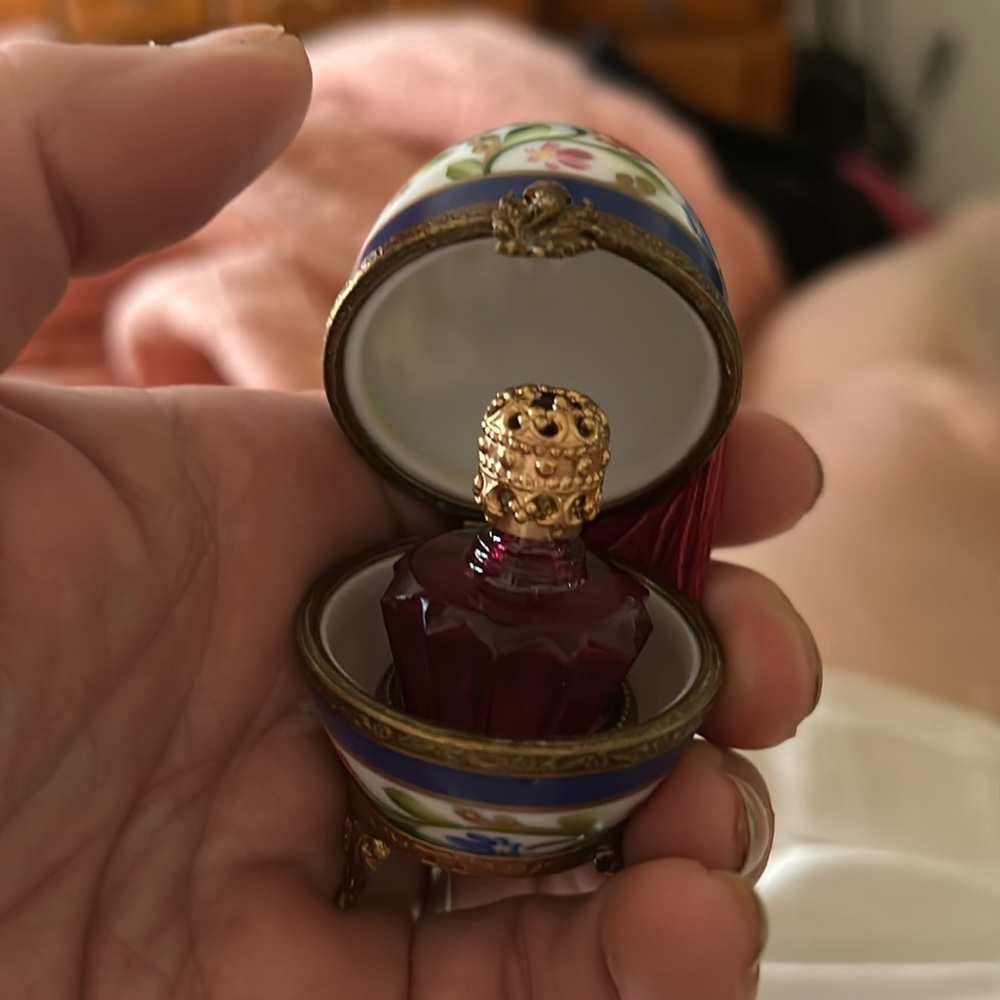 Blue flower parfume egg